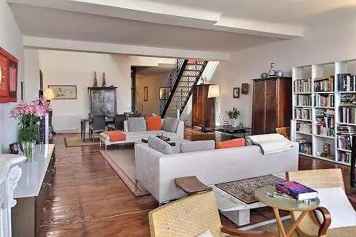 Salon; podłoga drewniana, światło dzienne, styl nowoczesny