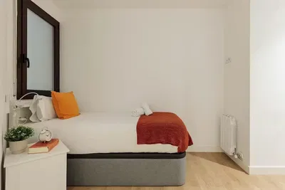 Schlafzimmer; tageslicht, holzboden