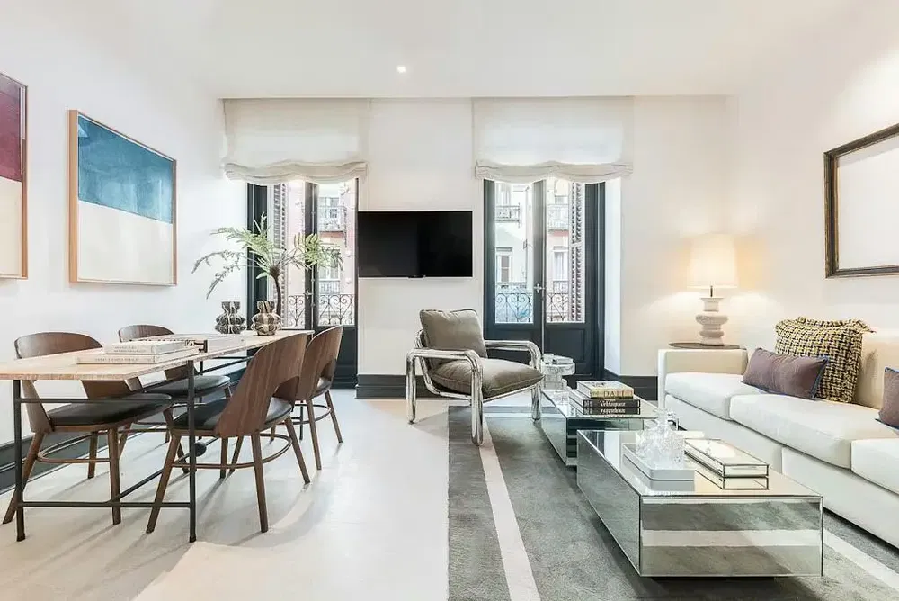 Salón; luz natural, estilo moderno