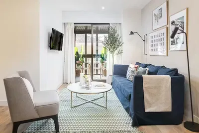 Obývací pokoj; přirozené světlo, moderní styl, dřevěná podlaha