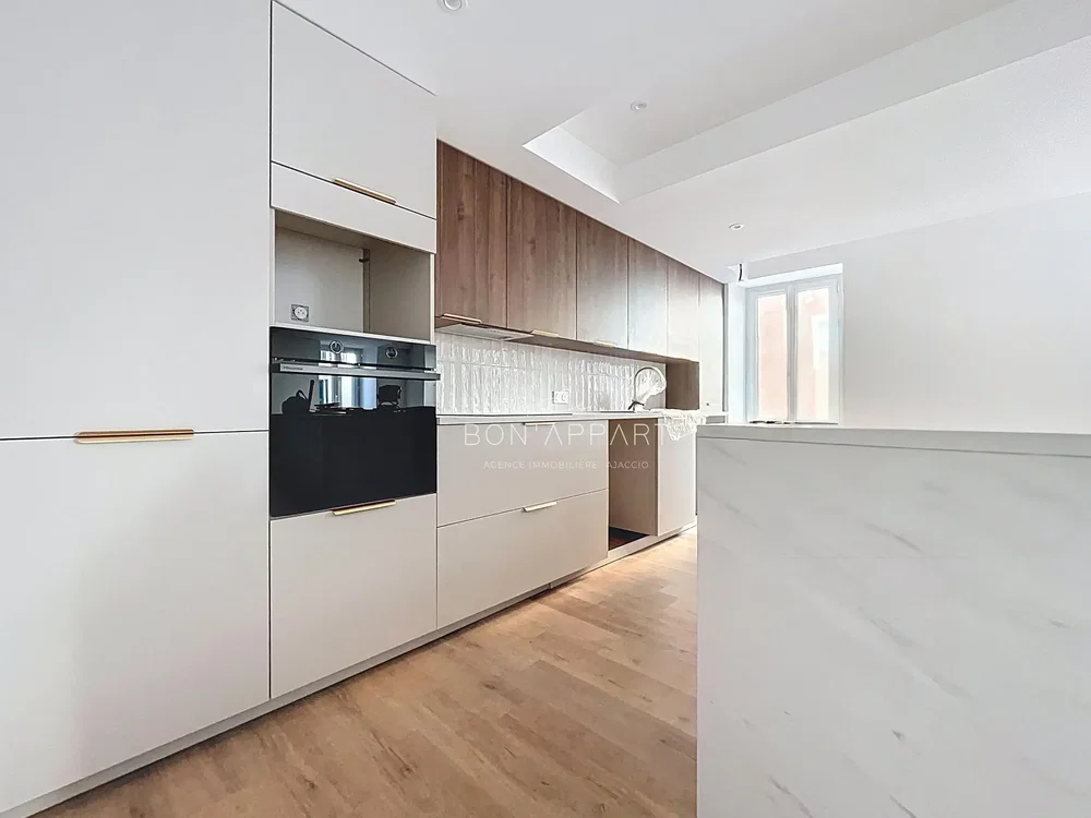 Cozinha; eletrodomésticos, luz natural, estilo moderno, chão de madeira, renovado