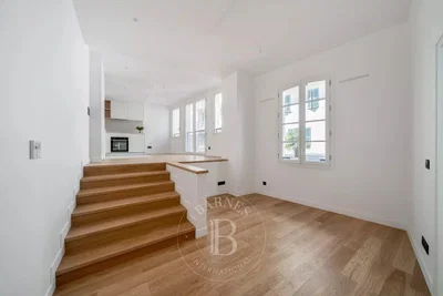 Salón; suelo de madera, luz natural, renovado