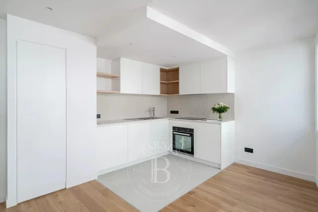 Kuhinja; kuhinjski aparati, drveni pod, renoviran, prirodno svjetlo