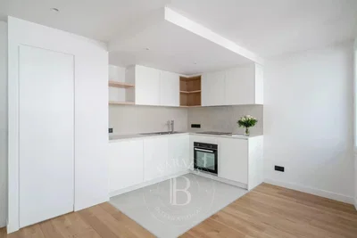 Cocina; electrodomésticos, suelo de madera, renovado, luz natural