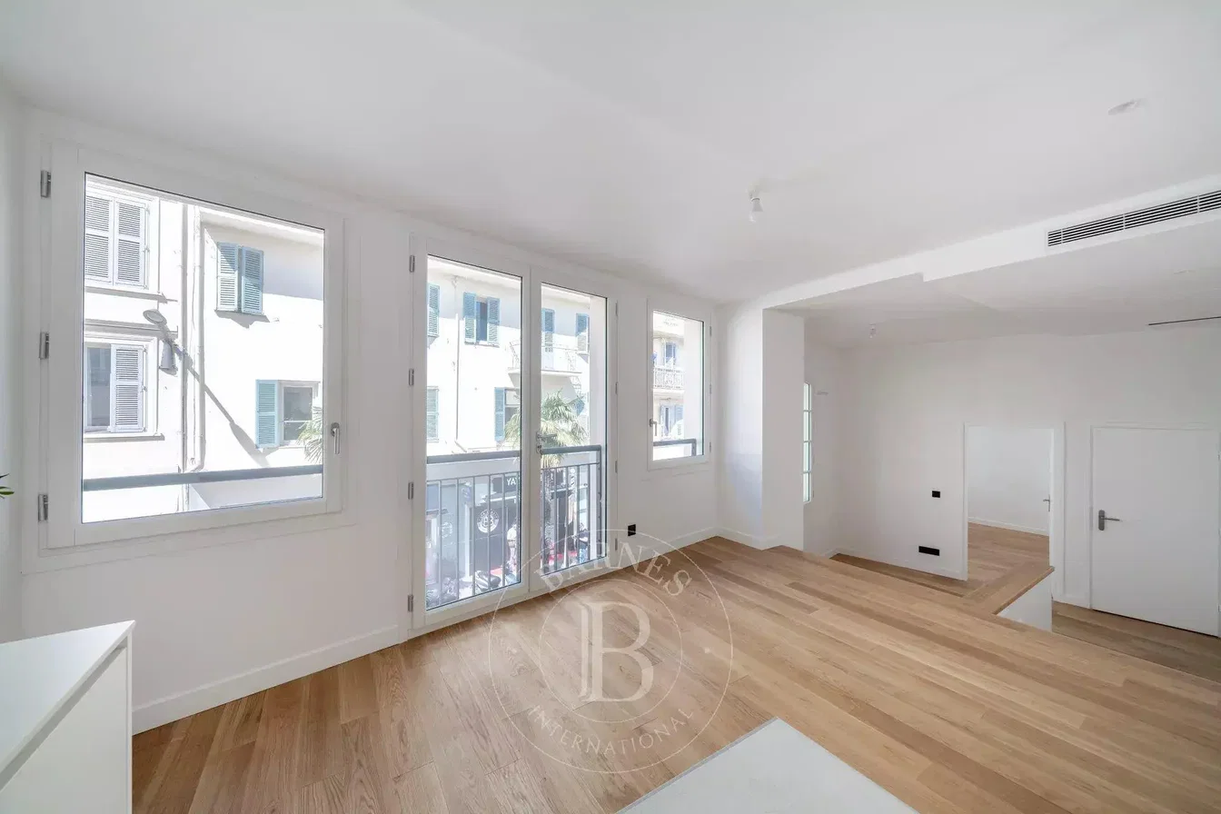 Salón; vista, suelo de madera, luz natural, renovado
