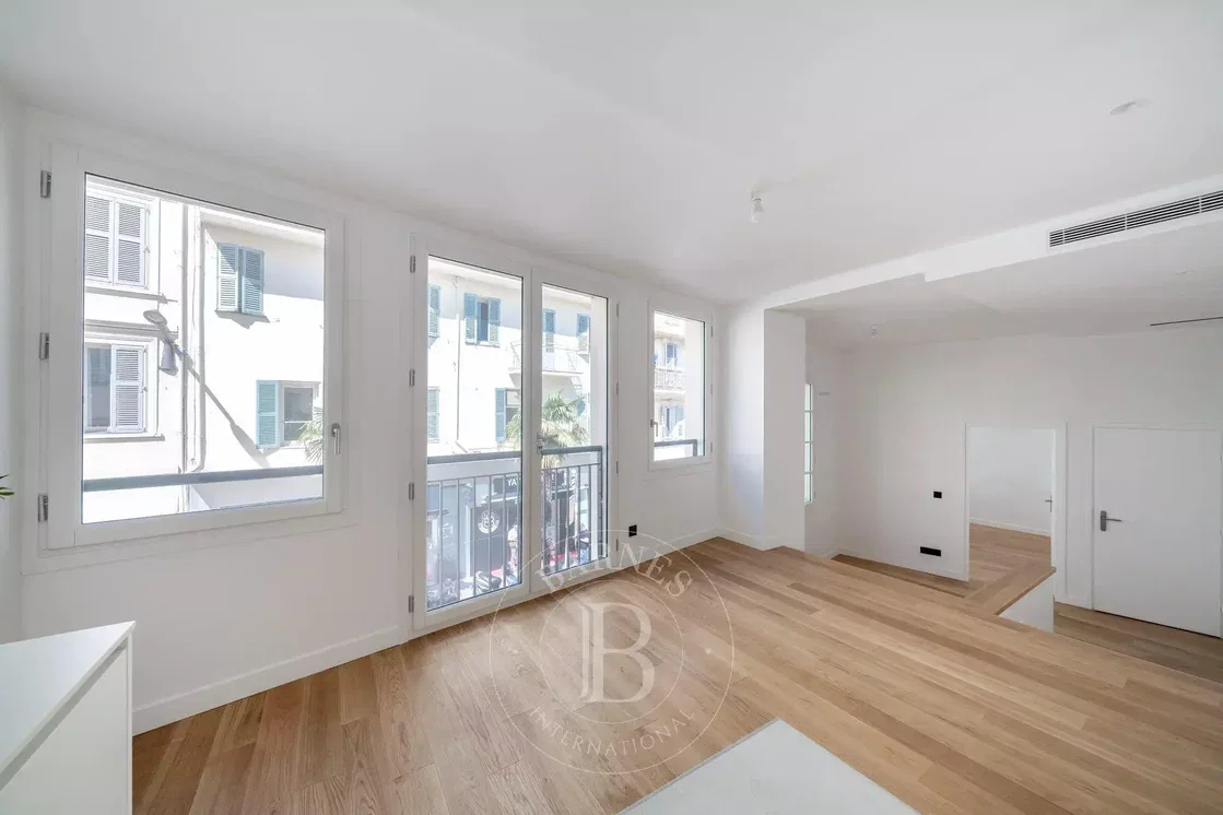 Salón; vista, suelo de madera, luz natural, renovado