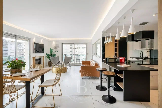 Woonkamer; uitzicht, tegelvloer, natuurlijk licht, moderne stijl