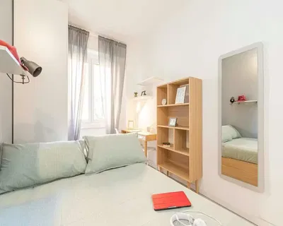 Ložnice; přirozené světlo, moderní styl