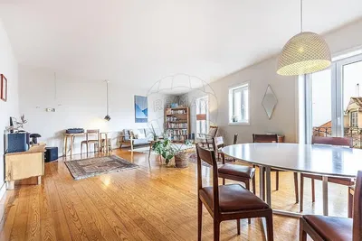 Σαλόνι; ξύλινο πάτωμα, φυσικό φως, μοντέρνο στυλ