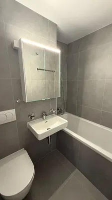 Bagno; pavimento in piastrelle, ristrutturato, luce naturale, stile moderno