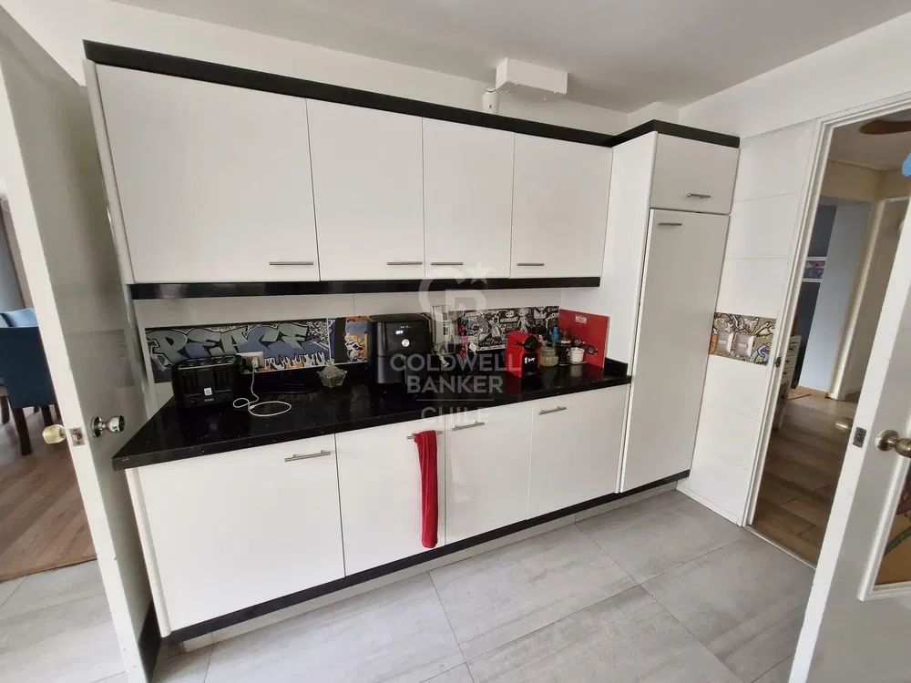 Cuisine; électroménager, carrelage, rénové, lumière naturelle, style moderne