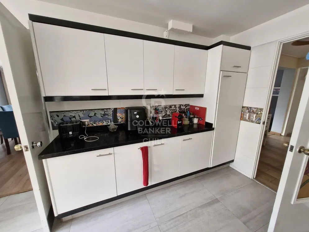 Cuisine; électroménager, carrelage, rénové, lumière naturelle, style moderne