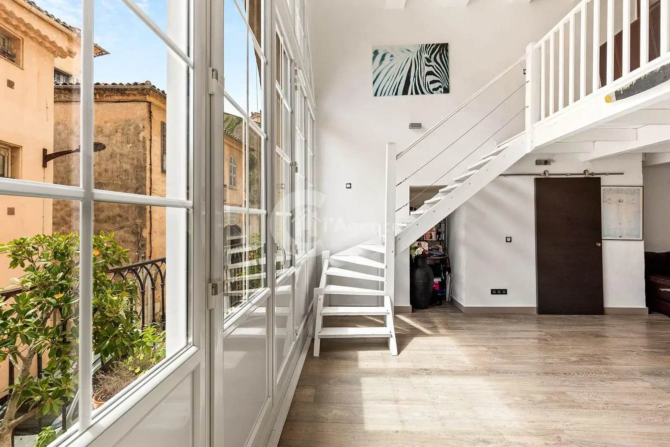 Σαλόνι; θέα, ξύλινο πάτωμα, φυσικό φως