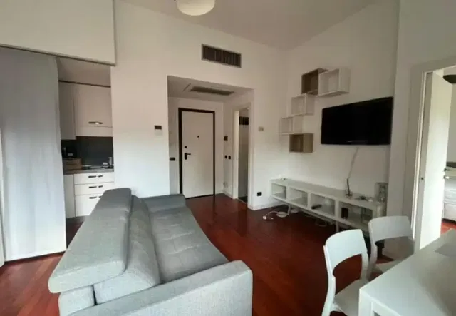 Wohnzimmer; tageslicht, holzboden, moderner stil