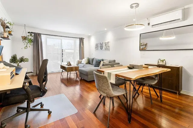 Living room; wood floor, natural light, modern style