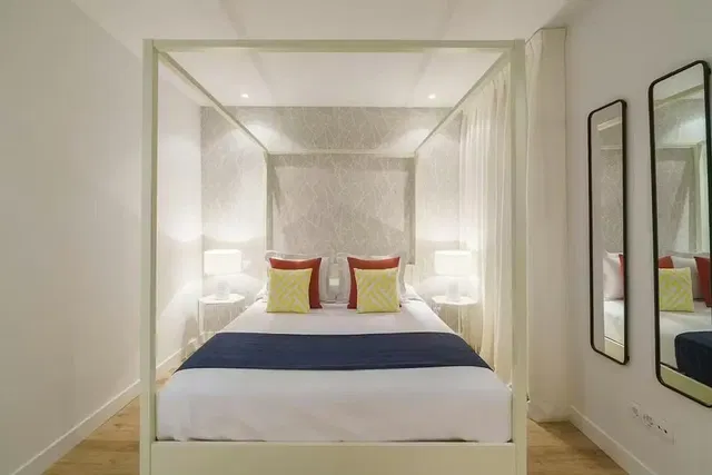 Υπνοδωμάτιο; ξύλινο πάτωμα, φυσικό φως, μοντέρνο στυλ