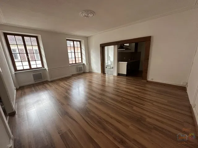 Хол; дървен под, естествена светлина