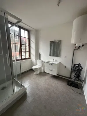 Banyo; fayans zemin, su ısıtıcısı, doğal ışık