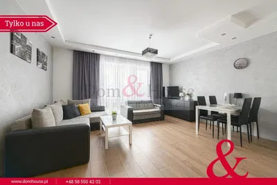 Salón; estilo moderno, suelo de madera, luz natural