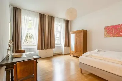 Quarto; luz natural, chão de madeira