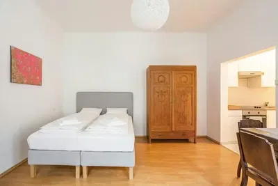 Schlafzimmer; holzboden, tageslicht