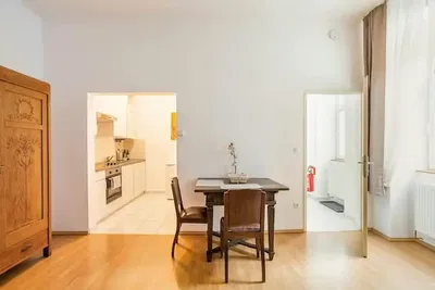 Wohnzimmer; holzboden, tageslicht