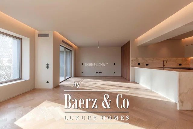 Cocina; vista, suelo de madera, luz natural, estilo moderno, renovado