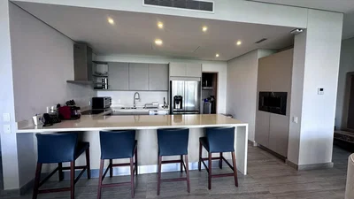 Cuisine; électroménager, lumière naturelle, style moderne, carrelage
