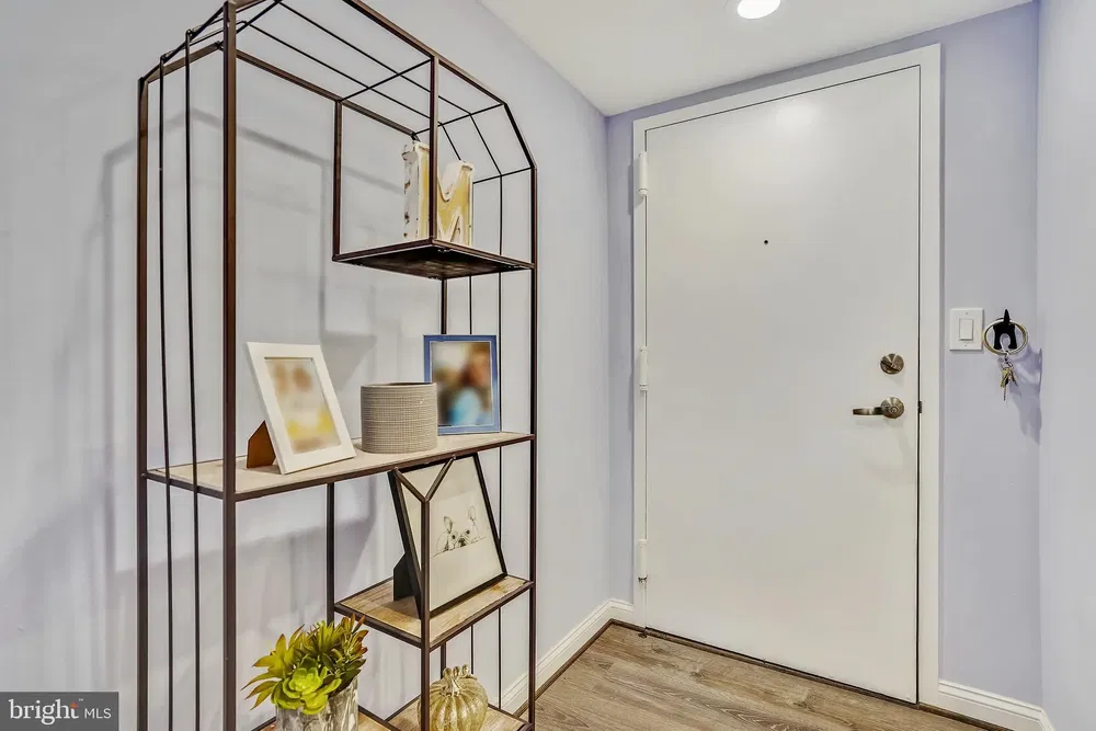 Vestiário; chão de madeira, luz natural, estilo moderno