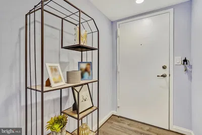 Vestiário; chão de madeira, luz natural, estilo moderno