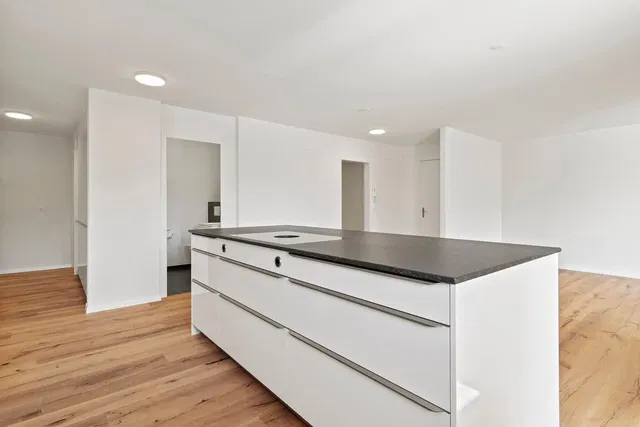 Кухиња; дрвени под, реновиран, природно светло