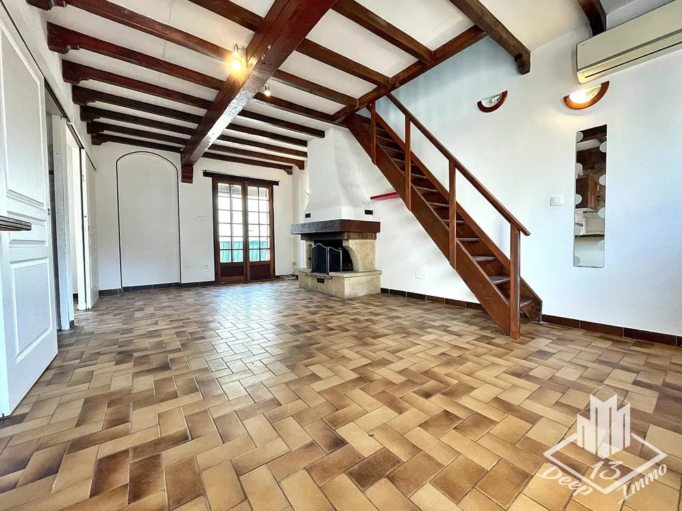 Sala de estar; vigas de madeira, lareira, chão de azulejo, luz natural