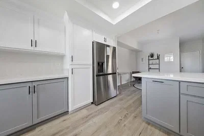 Cuisine; électroménager, parquet, lumière naturelle, style moderne, rénové