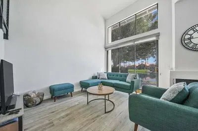 Salon; vue, parquet, lumière naturelle, style moderne