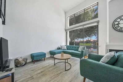 Wohnzimmer; blick, holzboden, tageslicht, moderner stil