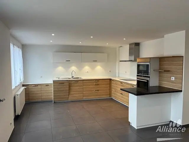 Κουζίνα; συσκευές κουζίνας, πλακάκια, φυσικό φως, μοντέρνο στυλ, ανακαινισμένο