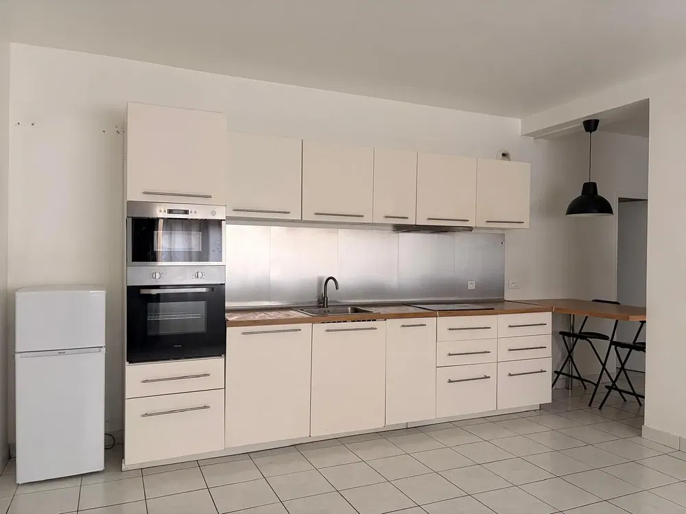 Κουζίνα; συσκευές κουζίνας, ανακαινισμένο, φυσικό φως, μοντέρνο στυλ, πλακάκια