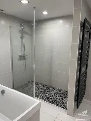 Μπάνιο; πλακάκια, ανακαινισμένο, φυσικό φως