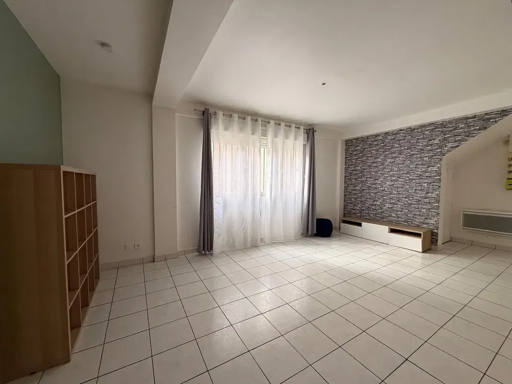 Σαλόνι; πλακάκια, φυσικό φως