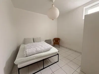 Υπνοδωμάτιο; πλακάκια, φυσικό φως