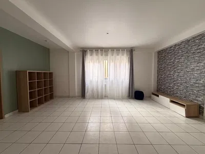 Σαλόνι; πλακάκια, φυσικό φως