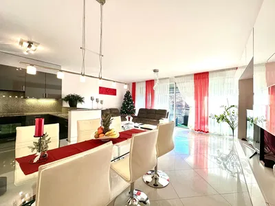 Obývací pokoj; kuchyňské spotřebiče, přirozené světlo, moderní styl, dlažba