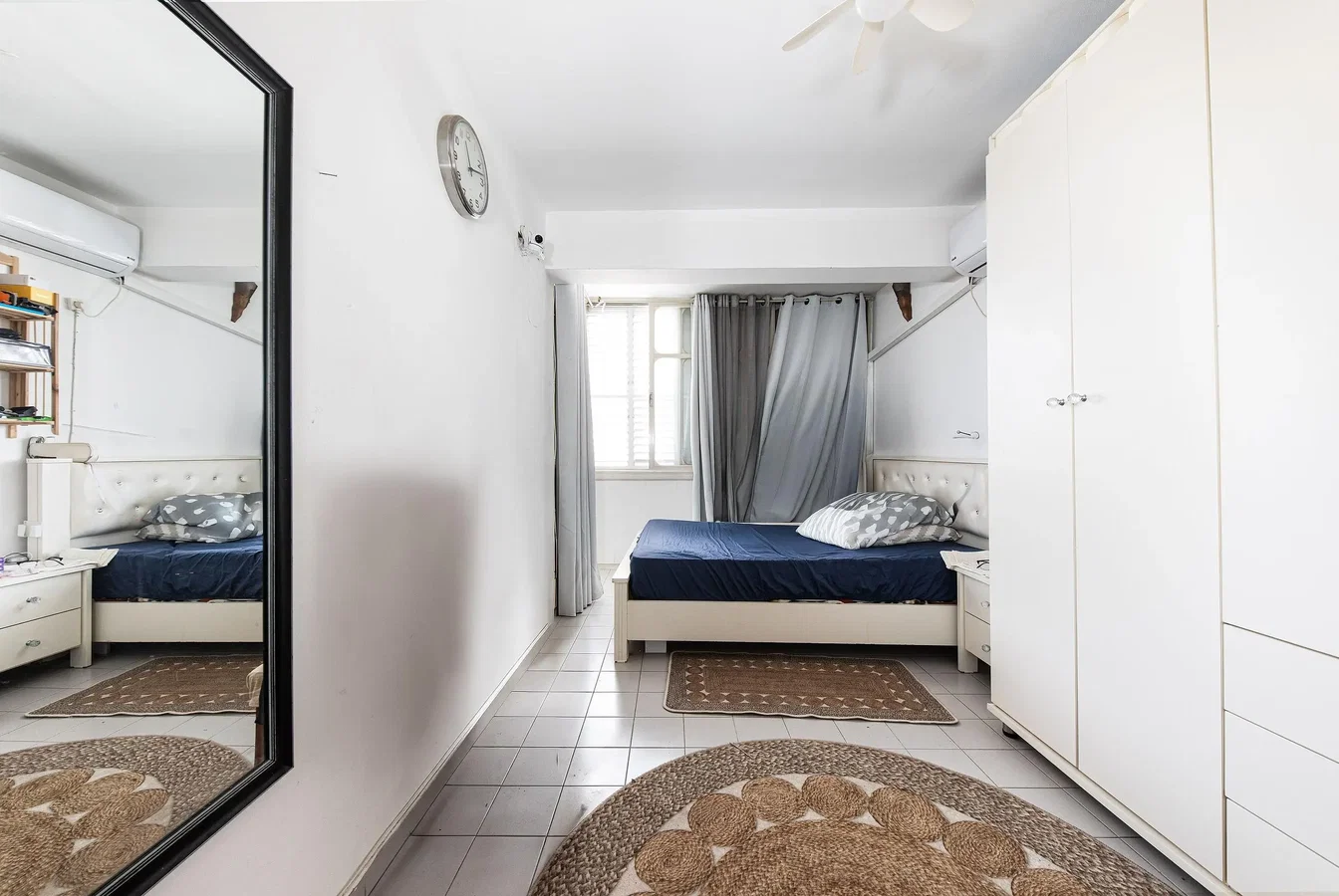Chambre; carrelage, lumière naturelle