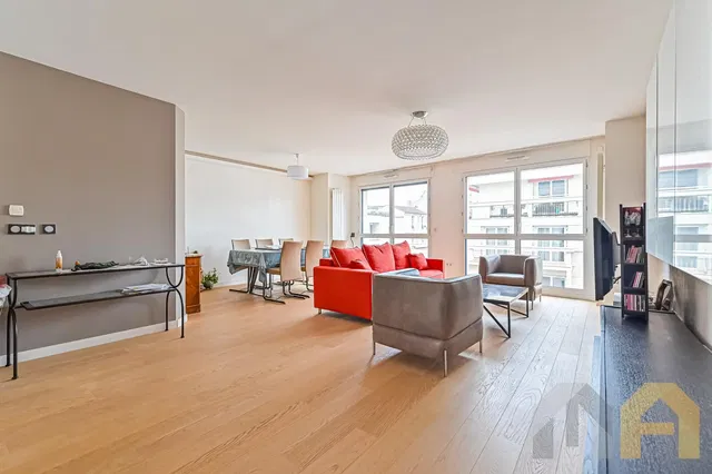 Σαλόνι; θέα, ξύλινο πάτωμα, φυσικό φως, μοντέρνο στυλ