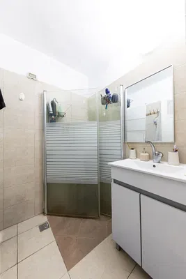 Salle de bain; carrelage, lumière naturelle, rénové