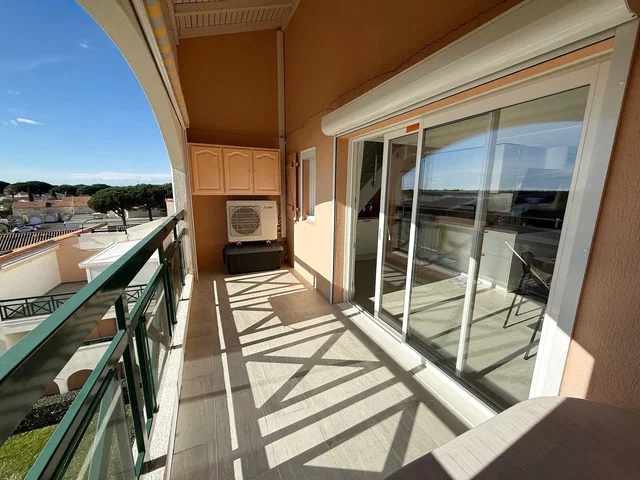 Balkon; widok, podłoga z płytek, światło dzienne