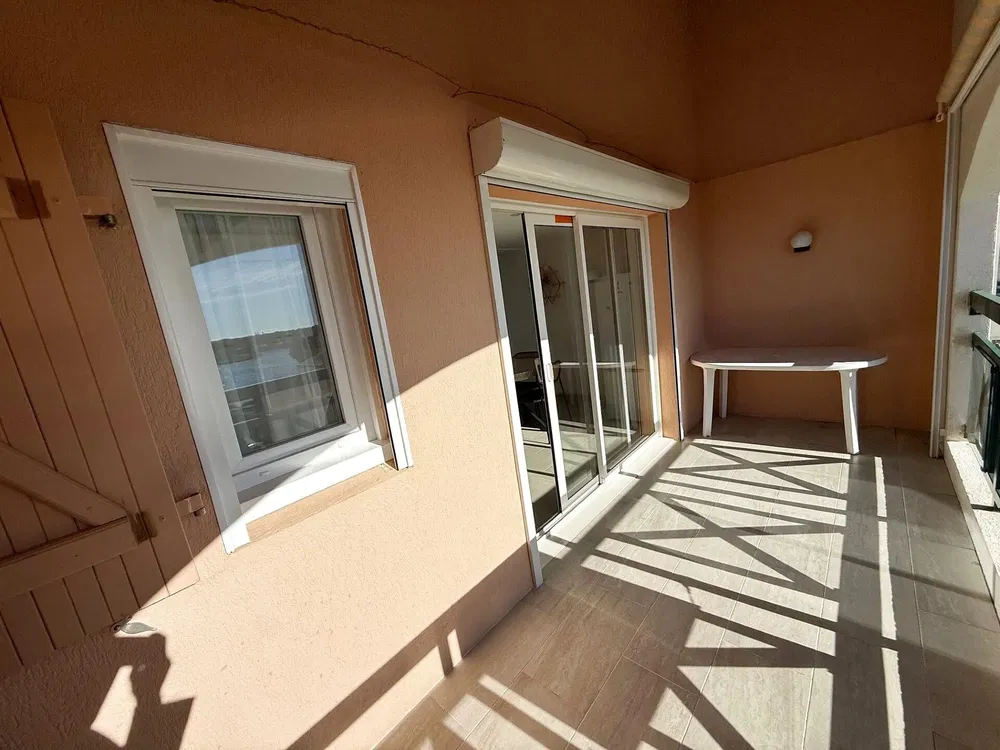 Balkon; fliesenboden, tageslicht