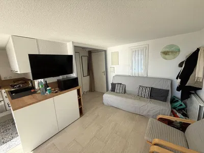 Wohnzimmer; fliesenboden, tageslicht