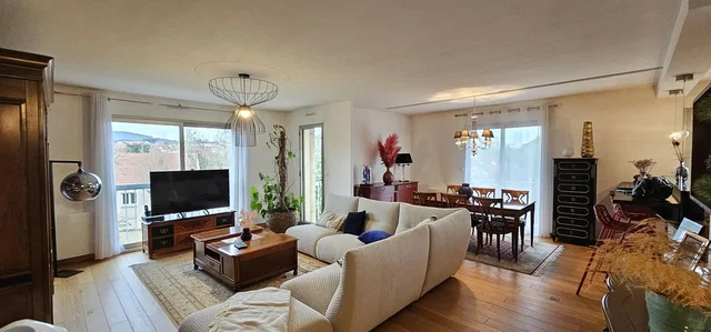 Soggiorno; vista, pavimento in legno, luce naturale, stile moderno