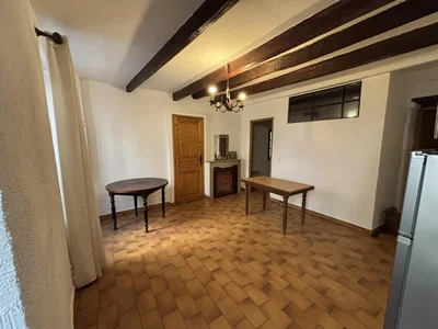 Obývací pokoj; krb, dřevěné trámy, dřevěná podlaha